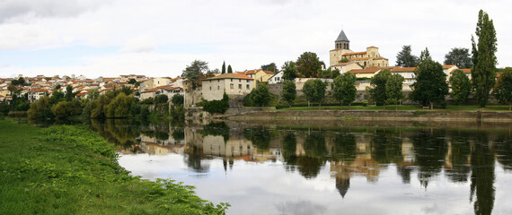 Fototapeta na wymiar La ville de Pont-du-Château au bord de la rivière Allier, située dans le département du Puy-de-Dôme en région Auvergne-Rhône-Alpes