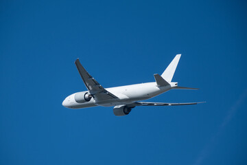 Fototapeta na wymiar Boeing 777 during Take off