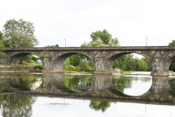 Fototapeta na wymiar Le pont en pierre, symbole de la ville de Pont-du-Château dans le département du Puy-de-Dôme dans la région Auvergne-Rhône-Alpes