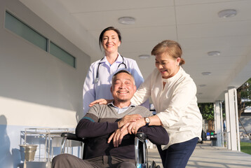 Obraz premium Doctor exams and giving hope to elderly patients in the nursing hospital