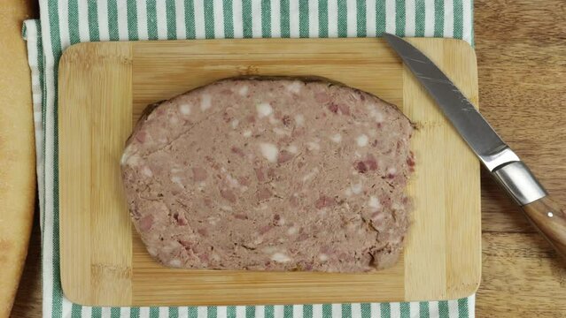 tranche de p&acirc;t&eacute; de campagne, en gros plan, sur une planche &agrave; d&eacute;couper