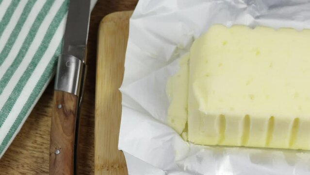 plaquette de beurre au sel de mer et baguette de pain, en gros plan
