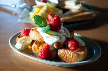 フレンチトースト 苺スイーツ cafe