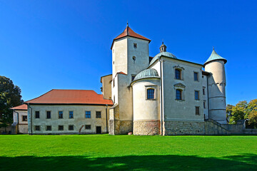 Fototapeta na wymiar Castle in Nowy Wisnicz (Lesser Poland - Malopolska region). The castle was built on the plan of the quadrilateral with the inner courtyard. He has four towers, with one in each corner. 