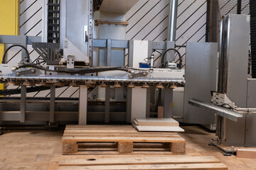 CNC Fräse in einer Schreinerei. Automatisierung in der Holzbearbeitung.