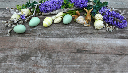 Ostereier und Wachteleier mit Blumen Arrangement bestehend aus Tulpen und Hyazinthen auf Holz...