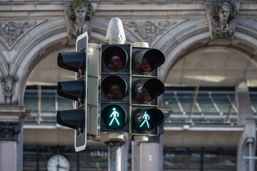 Verkehrsampel mit Fussängerangabe auf gelb, Luzern, Schweiz