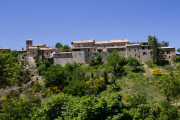 Fototapeta na wymiar Vue du village de Poet Sigillat en Drôme Provençale
