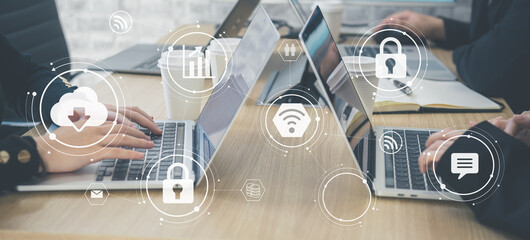 オフィスでのビジネスシーン、ノートパソコンで仕事をする人々