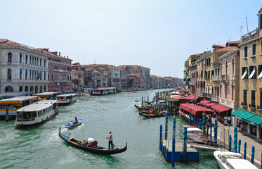 Obraz na płótnie Canvas Gondoliers sail into the Grand canal in Venice.