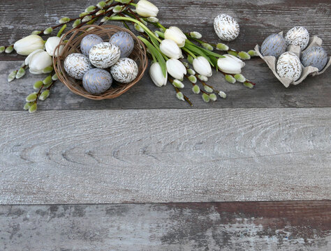 Blumenstrauß mit Ostereiern auf alten schäbigen Holz, mit Platz für Text.	