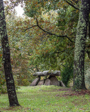 Dolmen de Axeitos, en Ribeira (Galicia, Espa&ntilde;a)