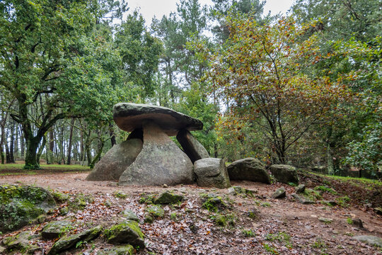 Dolmen de Axeitos, en Ribeira (Galicia, Espa&ntilde;a)