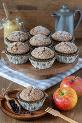 vegane Apfel-Muffins mit Korinthen auf Holzteller