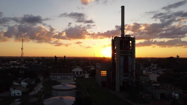 Vista aerea de la usina termoelectrica en zona norte de la ciudad de Rosario, argentina a contraluz un d&iacute;a de verano al atardecer
