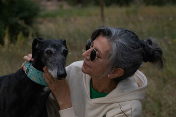 paseando junto a su perro galgo adoptado