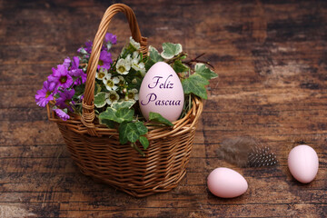 Carte de voeux Joyeuses Pâques : panier de fleurs et un œuf de Pâques inscrit.