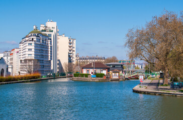 Le canal Saint-Denis, au niveau de l"&eacute;cluse du Pont de Flandres, pr&egrave;s du parc de la Villette, dans le 19&egrave;me arrondissement de Paris (France)