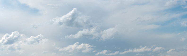 Fototapeta panorama bajkowego nieba z białymi chmurami obraz