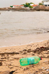 Praia cheia de lixo praia com lixo poluída meio ambiente conservação natureza maré areia