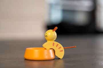 Petit chat jaune et orange, figurine en bois, jouet pour enfant