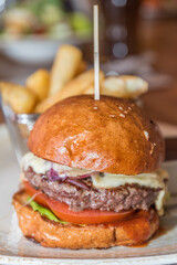 delikater Hamburger auf dem Tisch