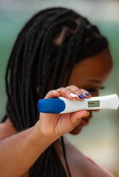 Femme montrant son test de grossesse positif