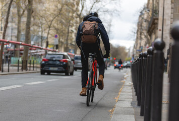 Un homme faisant du vélo dans la ville