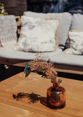 Mesa y sillas con platos, servilletas y vasos en un elegante restaurante costero.