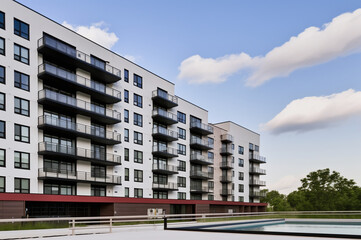 Obraz premium Modern apartment building with pool exterior