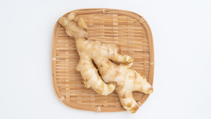 ザルにのった新生姜