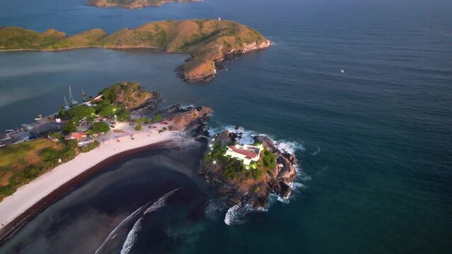 Vista de drone em uma praia e um forte no verão do Brasil na costa da na cidade de Arraial do cabo Rio de Janeiro 