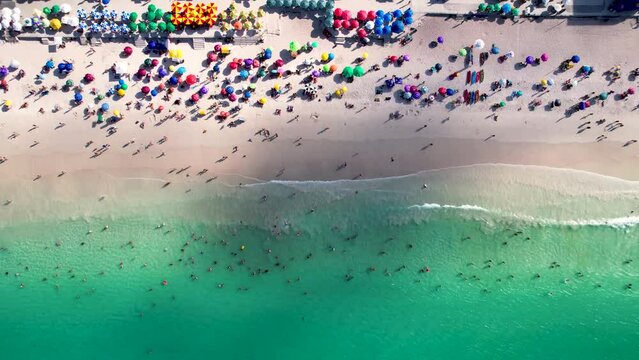 Vista a&eacute;rea do drone voando acima da bela praia com vista para as ondas do mar e &aacute;gua batendo na praia de &acirc;ngulo superior