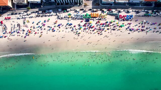 Vista a&eacute;rea do drone voando acima da bela praia com vista para as ondas do mar e &aacute;gua batendo na praia de &acirc;ngulo superior