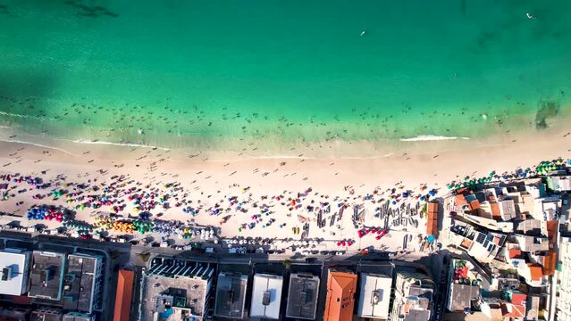 Vista a&eacute;rea do drone voando acima da bela praia com vista para as ondas do mar e &aacute;gua batendo na praia de &acirc;ngulo superior