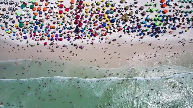 Vista a&eacute;rea do drone voando acima da bela praia com vista para as ondas do mar e &aacute;gua batendo na praia de &acirc;ngulo superior