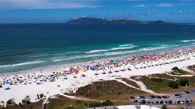 Vista A&eacute;rea no ver&atilde;o do Brasil com dunas de areia branca na cidade de Cabo Frio no Rio de Janeiro Brasil, com turistas de f&eacute;rias na praia e guarda sol