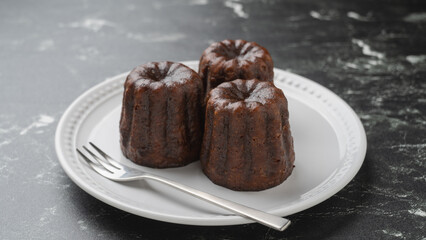 お皿の上のカヌレ