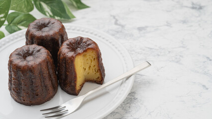 お皿の上のカヌレ