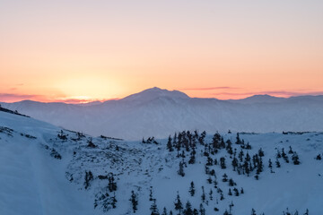 早朝の山