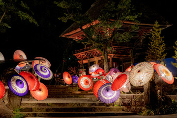 青井阿蘇神社の夜景と和傘（人吉市）