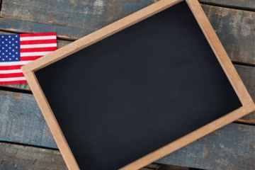 Foto op Plexiglas Amerikaanse plekken Overhead view of chalkboard with American flag