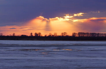 Fototapeta na wymiar sunset over the river 
