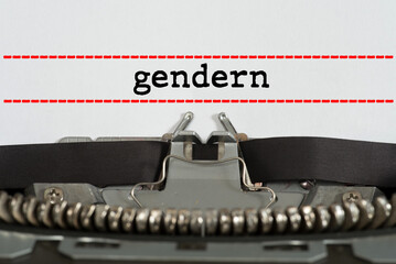 Eine Schreibmaschine und das Wort Gendern