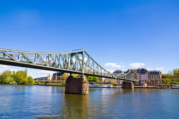 Obraz premium Iron Footbridge (eiserner Steg) crosses river Main in Frankfurt city, Gernamy.