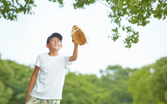 グローブをかまえる男の子