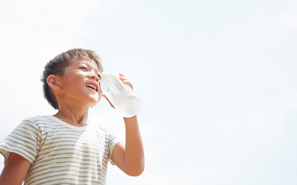 汗だくで水を飲む男の子