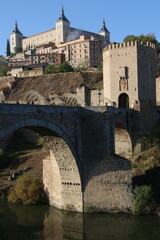 Fototapeta na wymiar Puente de Alcántara y Alcázar de Toledo, muestra de la hermosa ciudad española