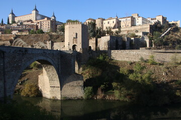 Fototapeta na wymiar Vista de la hermosa ciudad de Toledo España al ingresar por el puente de Alcántara