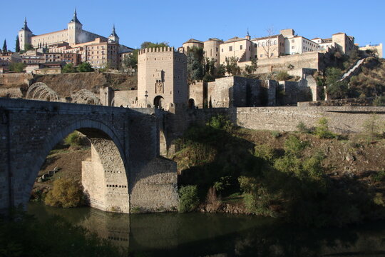 Vista de la hermosa ciudad de Toledo España al ingresar por el puente de Alcántara